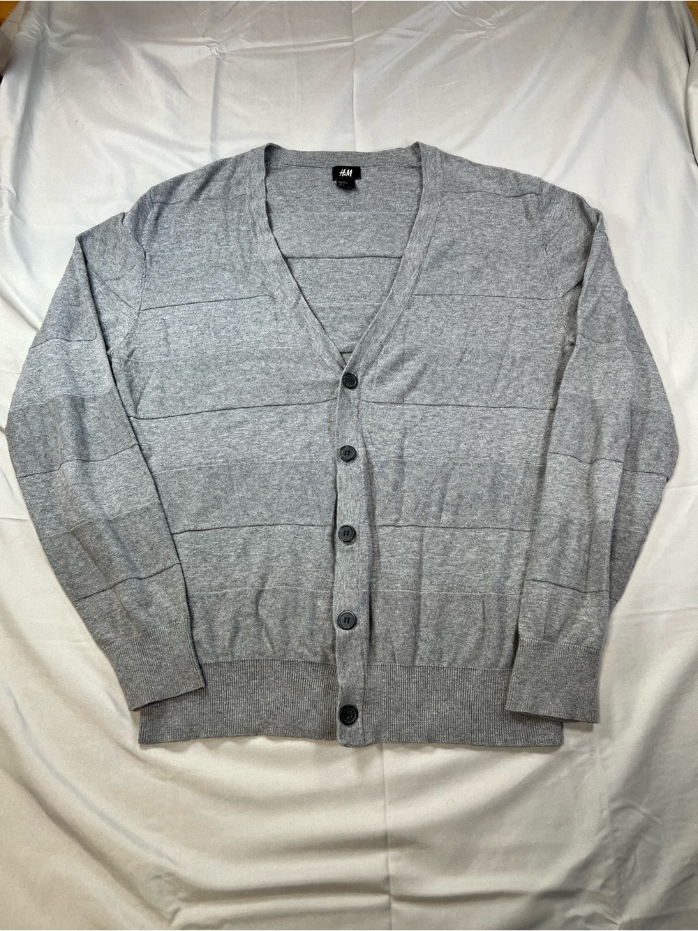 H&M Gray V-Neck Button Cardigan C99